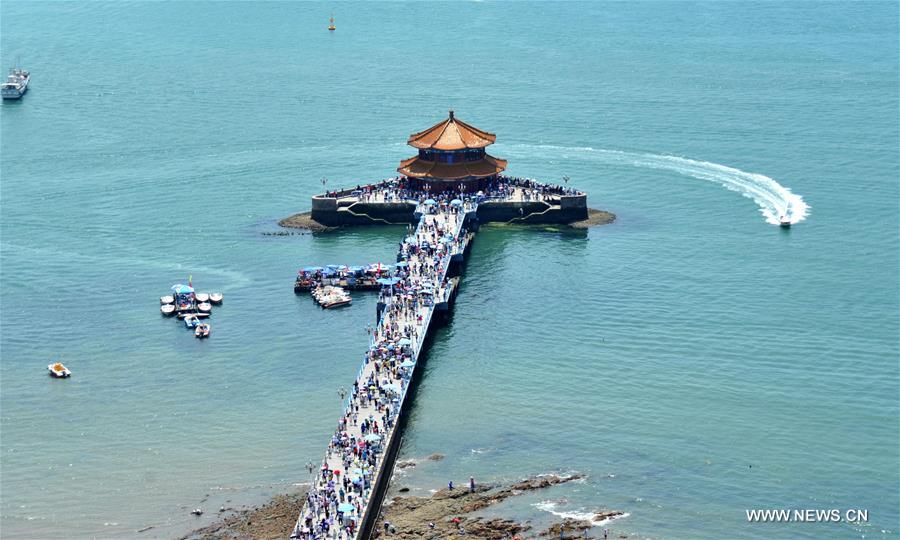 The landmark Zhanqiao Pier was closed earlier due to an invasion of enteromorpha, a type of algae. 