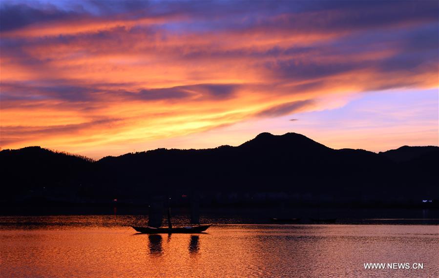 Photo taken on Aug. 7, 2016 shows sunglow scenery at the Dianchi Lake in Kunming, capital of southwest China's Yunnan Province. (Xinhua/Chen Haining)