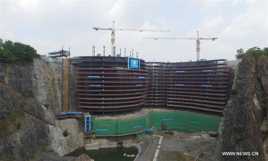 Estimated to be finished in 2017, the hotel will have 370 guest rooms in its two underwater storeys, 17 underground storeys and two above ground storeys.