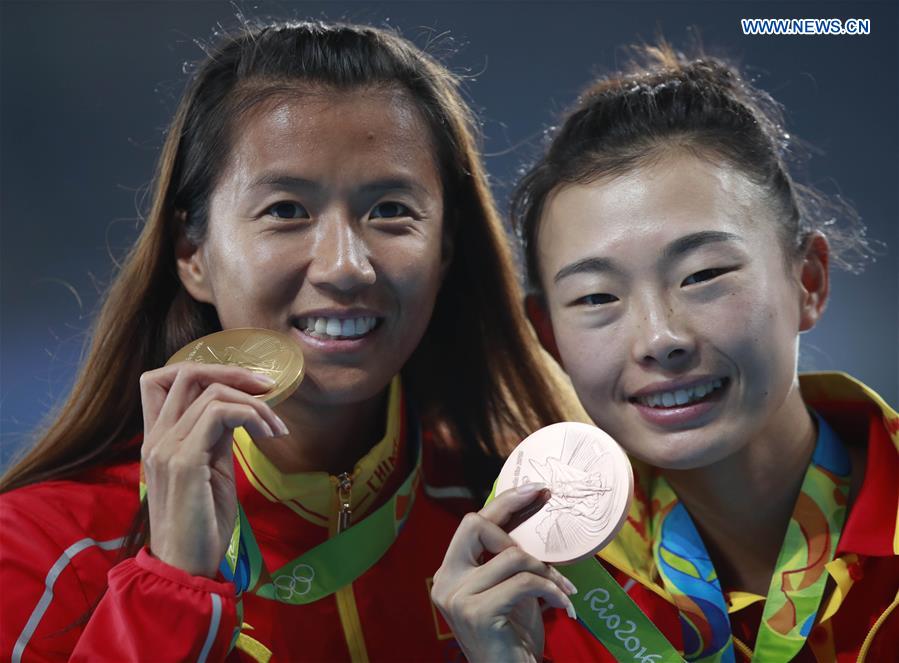 China's Liu Hong (L) and Lyu Xiuzhi attend the awarding ceremony of the women's 20KM race walk at the 2016 Rio Olympic Games in Rio de Janeiro, Brazil, on Aug. 19, 2016. 
