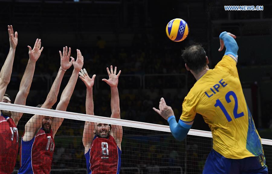 Brazil's Luiz Felipe Marques Fonteles (1st, R) competes during the men's semifinal of Volleyball between Brazil and Russia at the 2016 Rio Olympic Games in Rio de Janeiro, Brazil, on Aug. 19, 2016. 