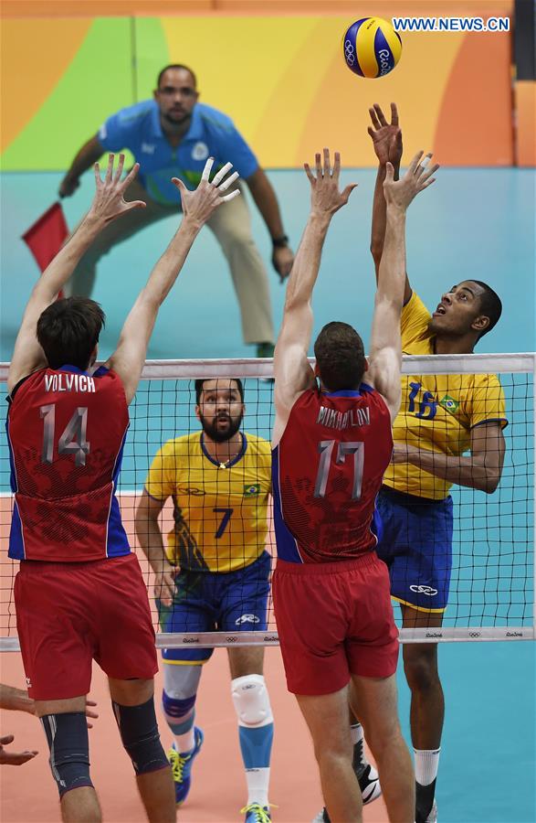 Brazil's Ricardo Lucarelli (1st, R) competes during the men's semifinal of Volleyball between Brazil and Russia at the 2016 Rio Olympic Games in Rio de Janeiro, Brazil, on Aug. 19, 2016. 
