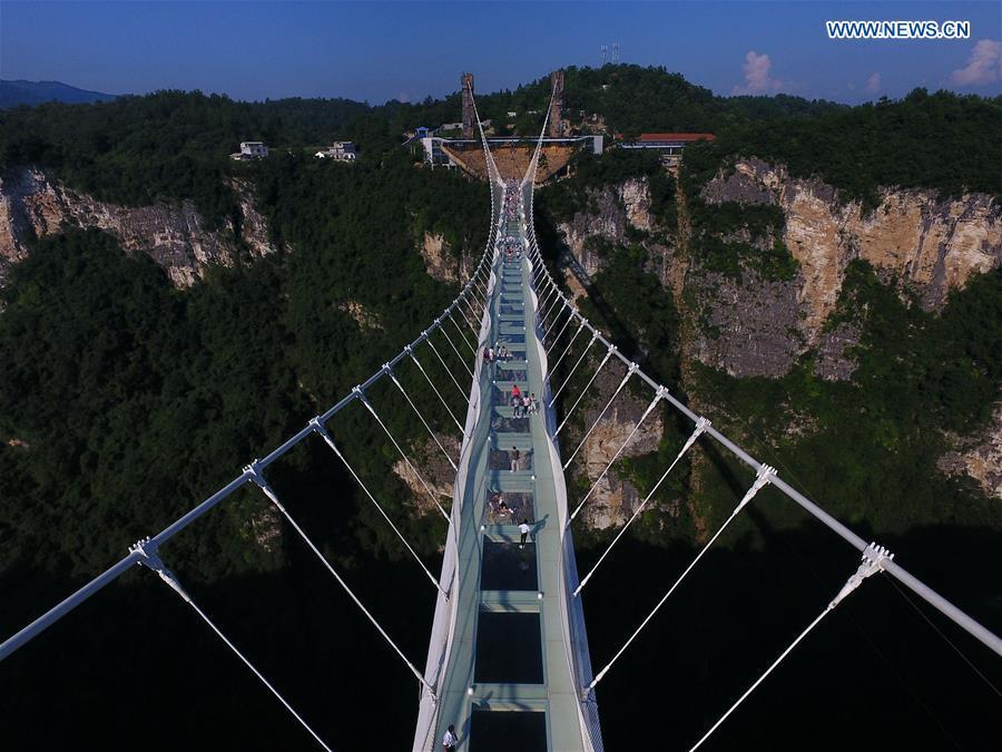 CHINA-HUNAN-ZHANGJIAJIE-GLASS-BOTTOM BRIDGE (CN)