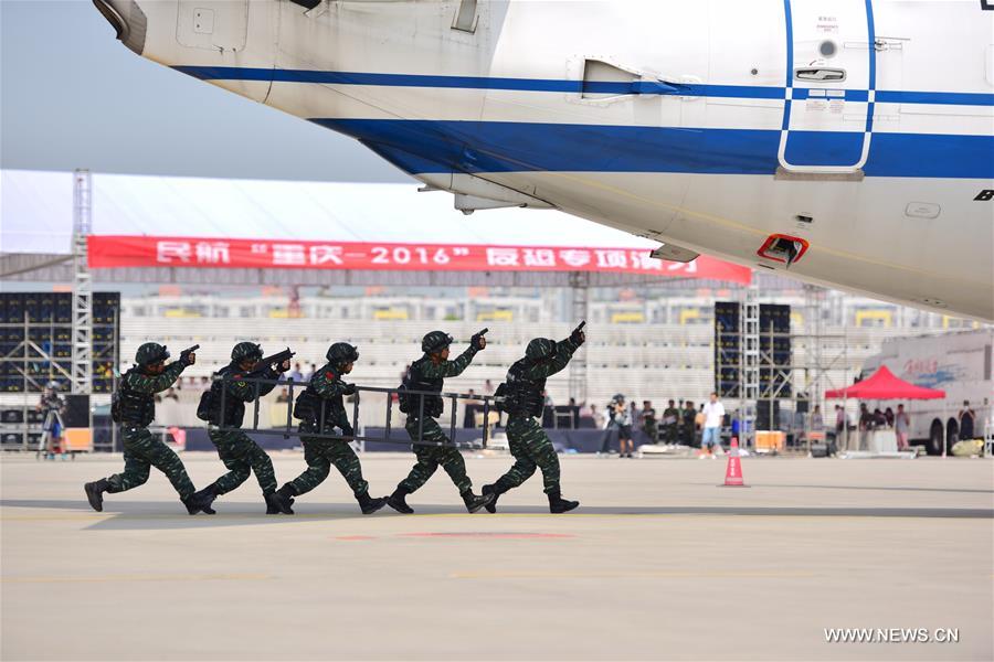 An anti-terror drill is conducted at Jiangbei International Airport in Chongqing, southwest China, Aug. 20, 2016. (Xinhua/Zhang Chunhua)
