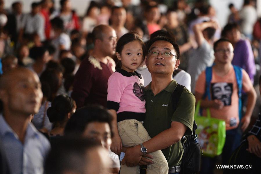  Influenced by continuous rainfall, the train service of 'Z76' and '1096' were disrupted and more than 30 others were delayed at Lanzhou Railway Station since Aug. 25. 