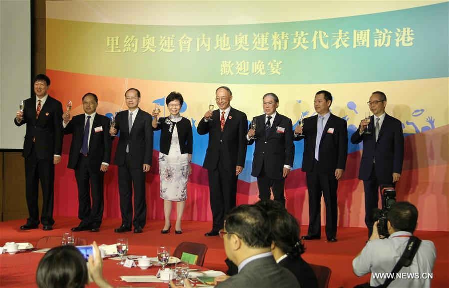 Guests propose a toast during a banquet held by the government of Hong Kong Special Administrative Region to welcome a 64-member delegation including 42 Rio Olympic gold medalists and three elite athletes from Chinese mainland at Hong Kong Convention and Exhibition Center in Hong Kong, south China, Aug. 27, 2016.