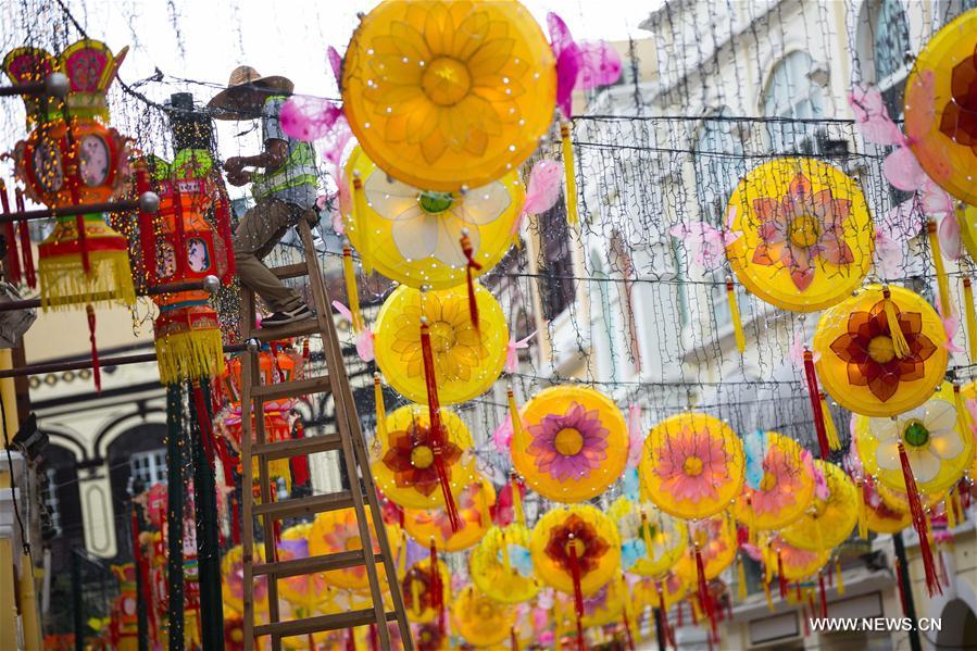 Workers arrange light decorations ahead of the Mid-Autumn Festival at the Largo Do Senado in Macao, south China, Sept. 6, 2016. 