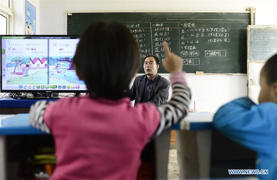 CHINA-QINGHAI-PRIMARY EDUCATION-MOUNTAIN SCHOOL (CN)