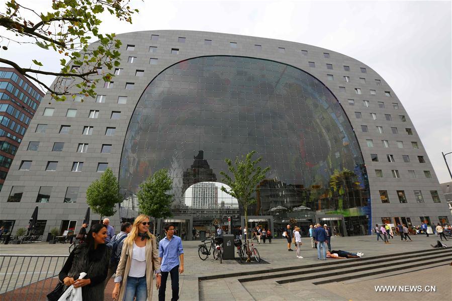 This combination of market and housing is the first of its kind, making it a world premiere. The inside of the archway bears the biggest artwork in the Netherland: The Horn of Plenty.