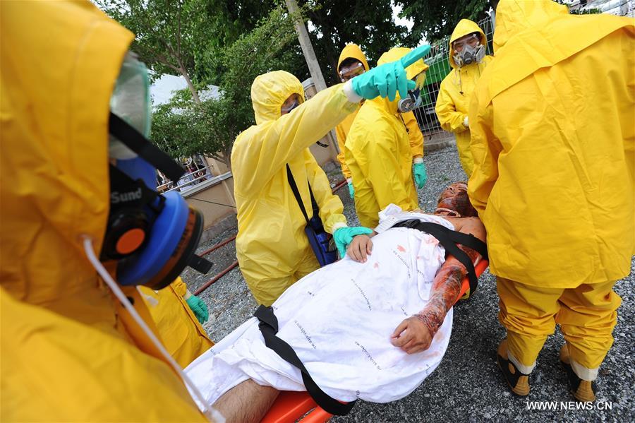 Medical workers participate in an emergency drill dealing with chemical spill cases in suburban Bangkok, Thailand, Sept. 27, 2016.(Xinhua/Rachen Sageamsak) 