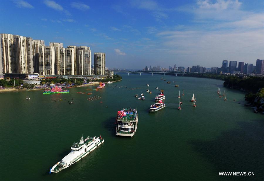The carnival, including aquatic and land formations, attracted lots of citizens and visitors. (Xinhua/Zhang Ailin) 