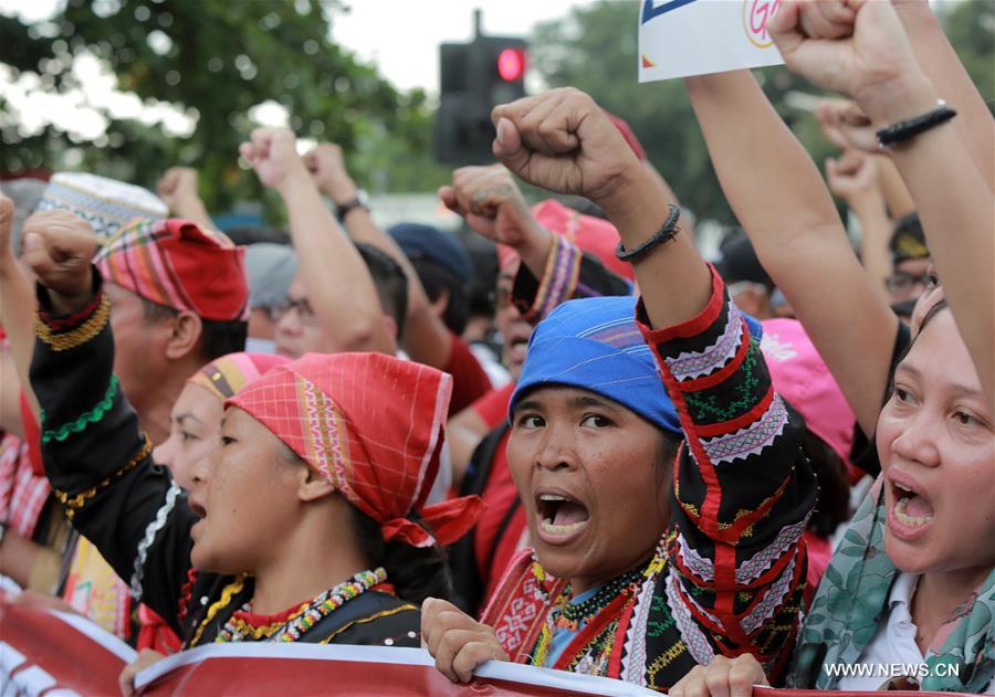 Indigenous people called Sandugo shout slogans during their protest rally in support of Philippine President Rodrigo Duterte's foreign policy near the U.S. Embassy in Manila, the Philippines, Oct. 27, 2016. 