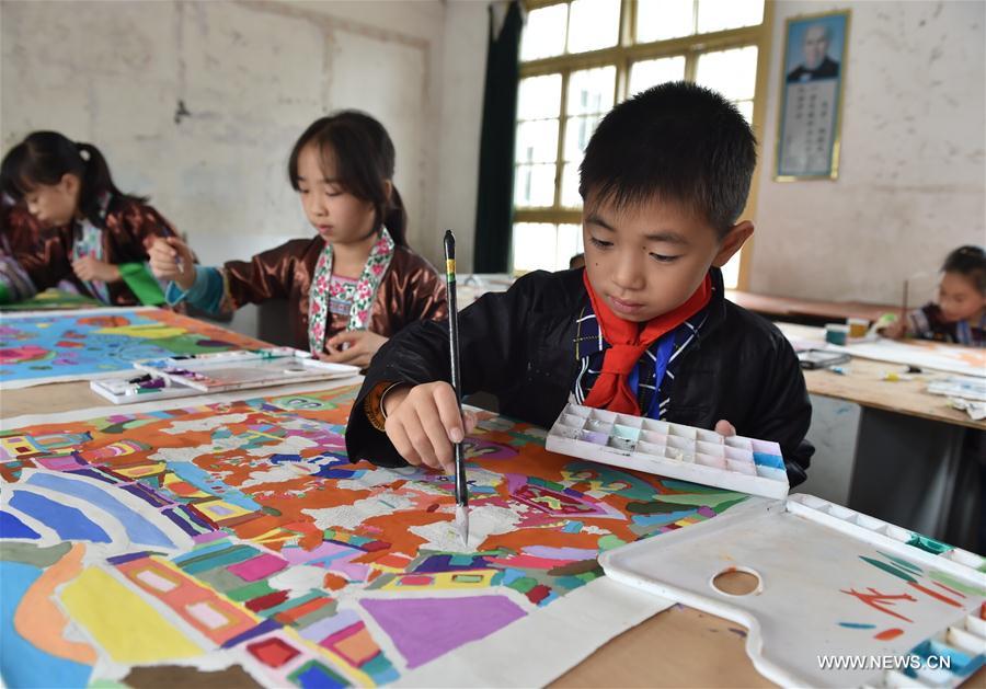 CHINA-GUANGXI-DONG ETHNIC GROUP-PAINTING-EDUCATION (CN)