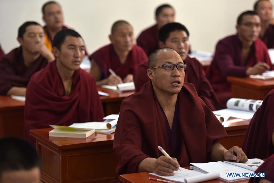 CHINA-QINGHAI-GUIDE-TIBETAN BUDDHISM COLLEGE (CN)