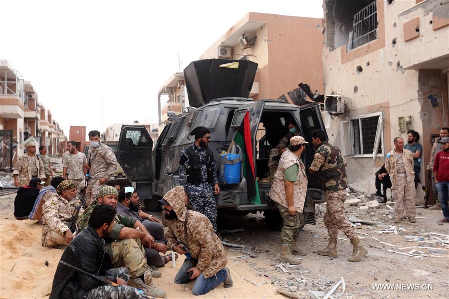 Members of the forces loyal to Libya's Government of National Accord (GNA) take military operations in the coastal city of Sirte, some 450 km east of the capital Tripoli, Libya, on Nov. 21, 2016, during clashes with the Islamic State (IS) to recapture the city. (Xinhua/Hamza Turkia) 