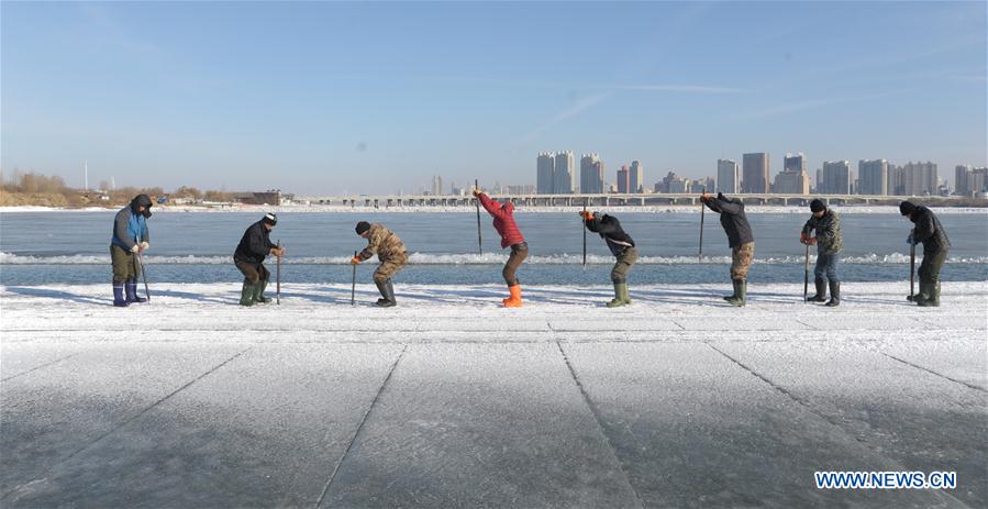 #CHINA-HARBIN-SONGHUA RIVER-ICE COLLECTING (CN) 