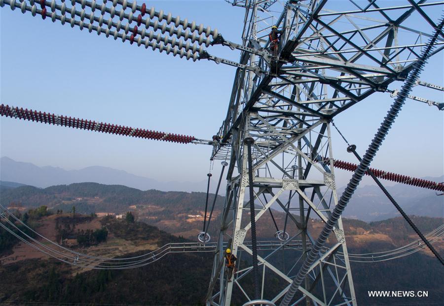 The ±800KV UHV transmission line will run 2,383 meters from Jiuquan in northwest China's Gansu Province to Xiangtan in central China's Hunan Province.