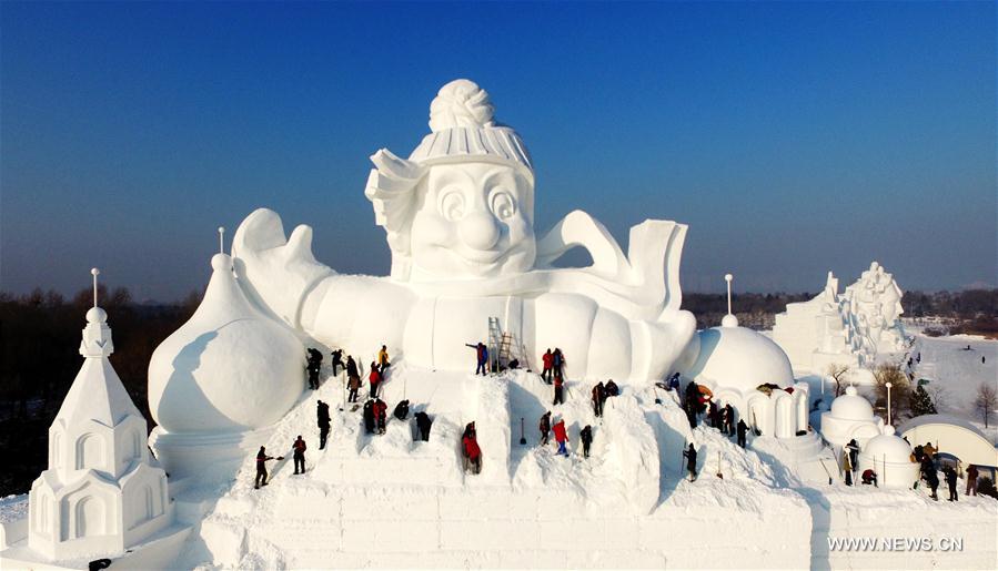  A 34-meter-high snow sculpture, the tallest at the expo, revealed itself. 