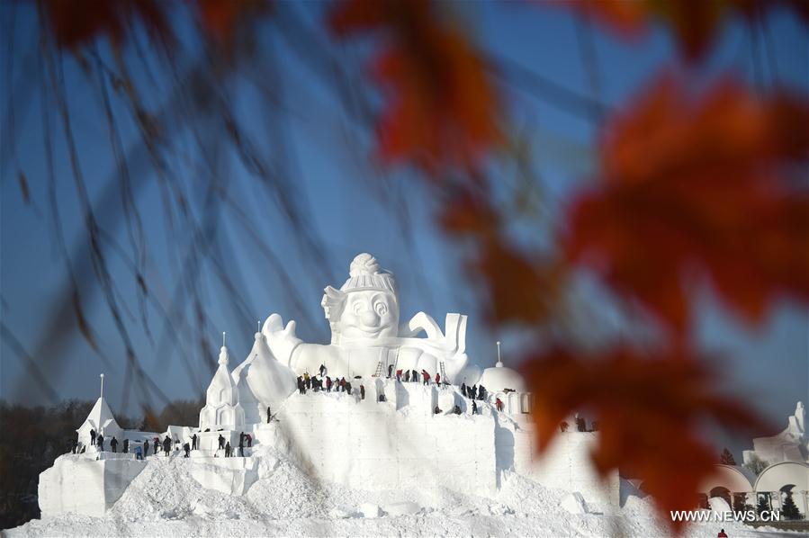  A 34-meter-high snow sculpture, the tallest at the expo, revealed itself. 