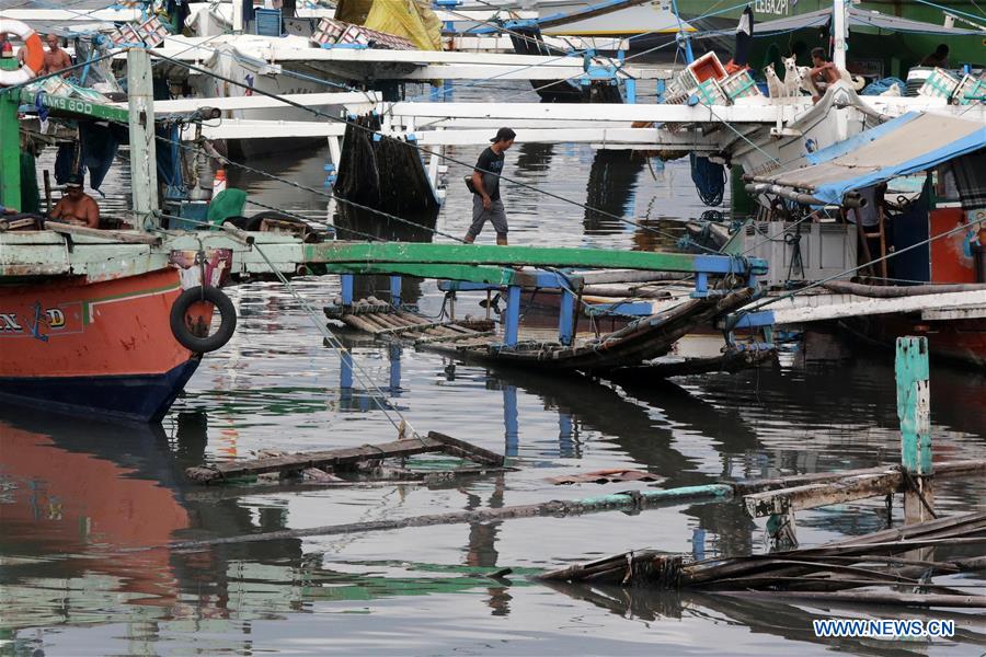 PHILIPPINES-MANILA-TYPHOON NOCK-TEN-FISHING BOATS