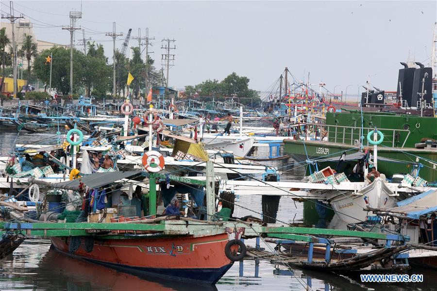 PHILIPPINES-MANILA-TYPHOON NOCK-TEN-FISHING BOATS