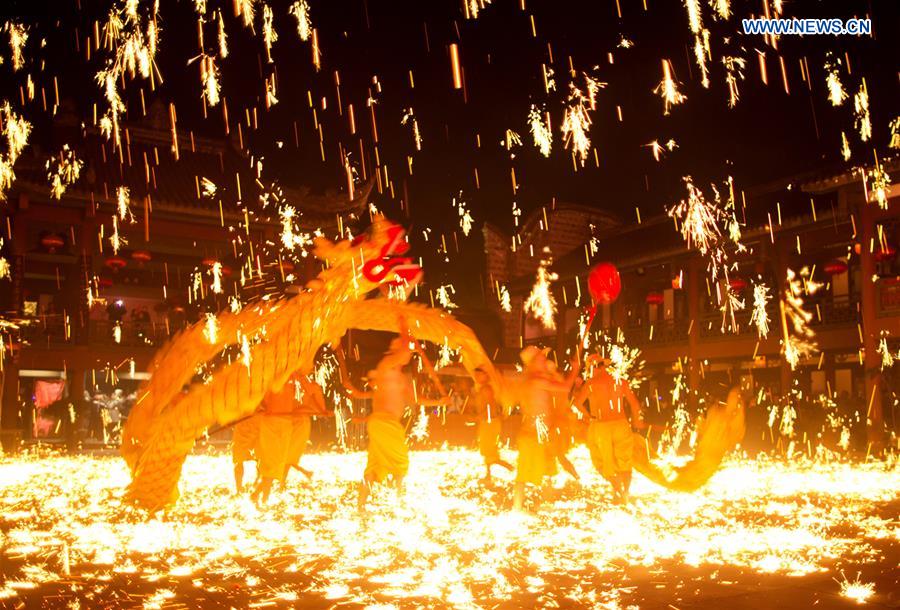 #CHINA-CHENGDU-FIRE DRAGON DANCE (CN)
