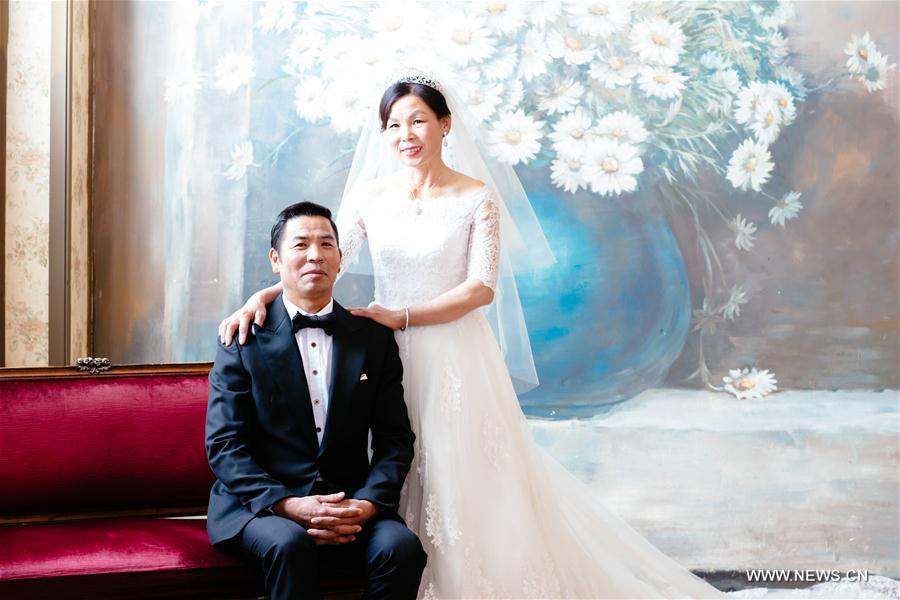 As a New Year present, a photo studio in Beijing took wedding photos for free for the couple who will celebrate the 30th anniversary of their marriage in 2017. 