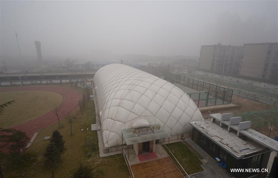 Heavy smog continued to shroud north China on Wednesday.