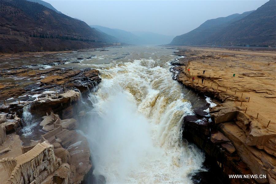 Photo taken on Jan. 5, 2017 shows the Hukou waterfall of the Yellow River separating Shanxi and Shaanxi provinces in north China.