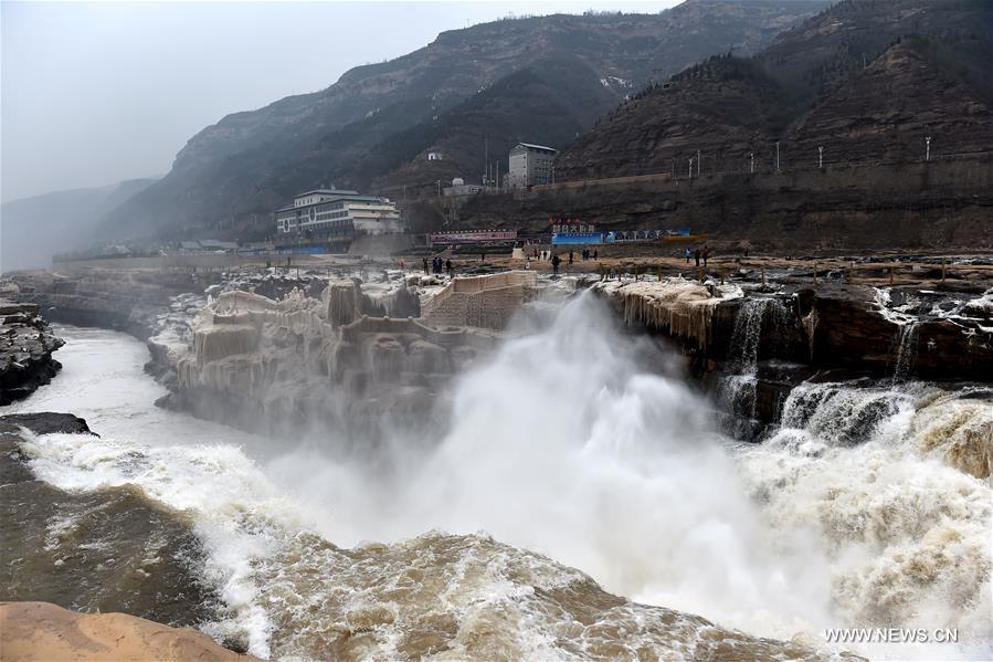 Photo taken on Jan. 5, 2017 shows the Hukou waterfall of the Yellow River separating Shanxi and Shaanxi provinces in north China.