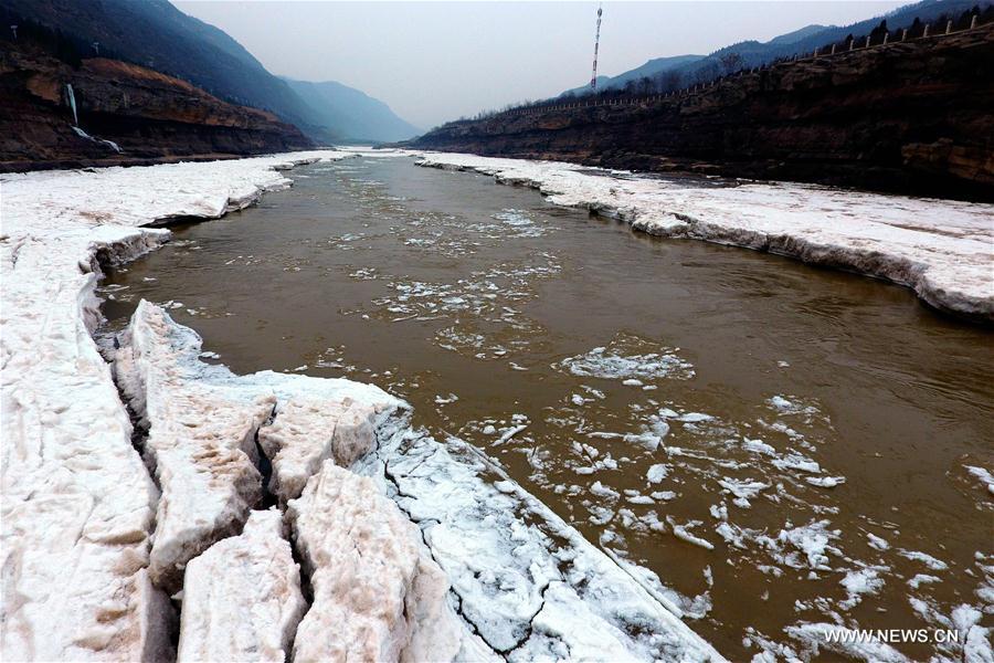 Photo taken on Jan. 5, 2017 shows floating ice on the Jixian section of the Yellow River in north China's Shanxi Province. 