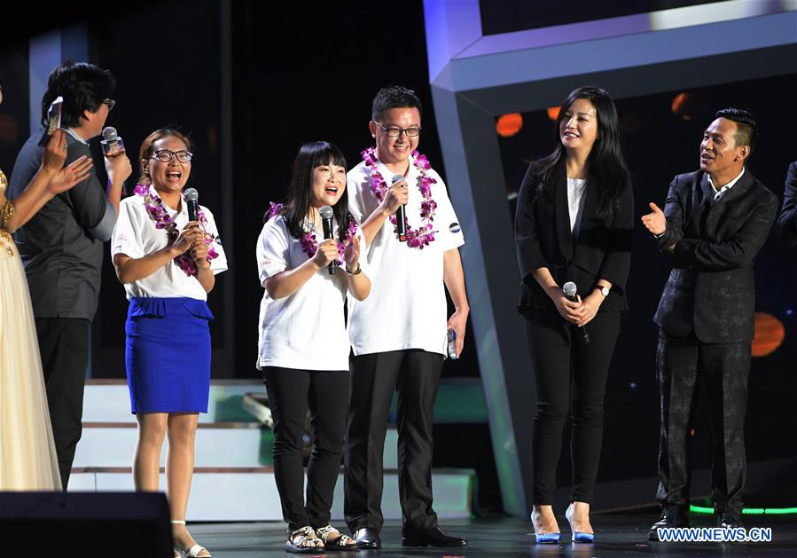 Film star Zhao Wei (2nd R) interacts with the winners of the Jack Ma Rural Teachers Award during the awarding ceremony in Sanya, a tourism resort in south China's Hainan Province, on Jan. 5, 2017. The awarding ceremony of the Jack Ma Rural Teachers Award was held on Thursday, with 100 rural teachers winning the award of 100,000 yuan (14,522 U.S. dollars) respectively. (Xinhua/Yang Guanyu) 