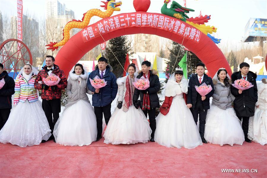 A toal of 18 couples from home and abroad took part in the group wedding, as a part of the Harbin International Ice and Snow Festival. 
