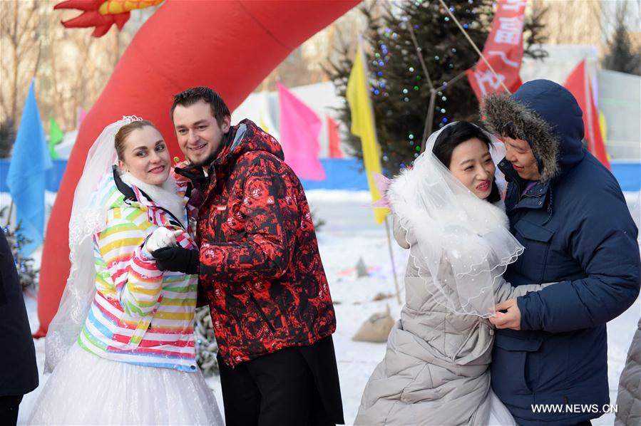A toal of 18 couples from home and abroad took part in the group wedding, as a part of the Harbin International Ice and Snow Festival. 