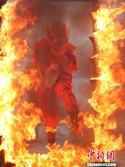 Firefighte receives fire training in freezing cold weather in NW China's Gansu Province.