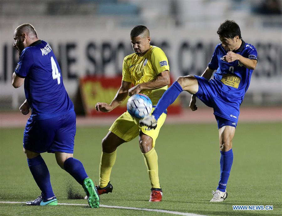 Matthew Hartmann (C) of the Philippines' Global FC competes against Mustafic Fahrudin (L) and Ryutaro Megumi of Singapore's Tampines Rovers FC during the preliminary stage of the AFC Champions League 2017 in Manila, the Philippines, Jan. 24, 2017. (Xinhua/Rouelle Umali) 