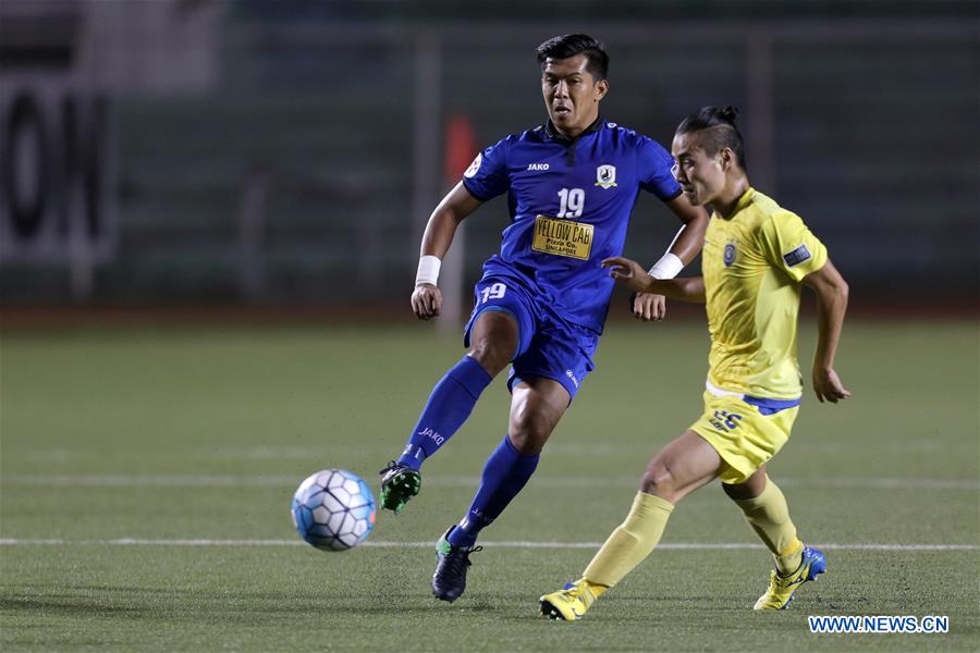Shu Sasaki (R) of the Philippines' Global FC competes against Khairul Amri of Singapore's Tampines Rovers FC during the preliminary stage of the AFC Champions League 2017 in Manila, the Philippines, Jan. 24, 2017. (Xinhua/Rouelle Umali) 