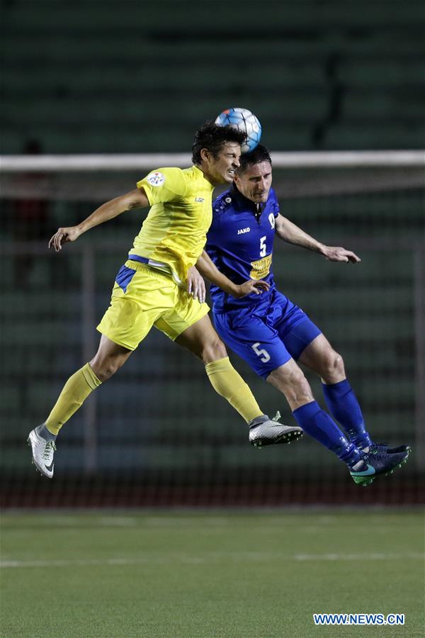 Misagh Bahadoran (L) of the Philippines' Global FC competes against Daniel Bennett of Singapore's Tampines Rovers FC during the preliminary stage of the AFC Champions League 2017 in Manila, the Philippines, Jan. 24, 2017. (Xinhua/Rouelle Umali) 