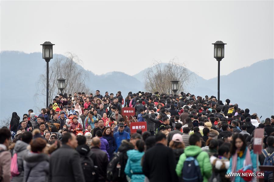 The renowned West Lake scenery zone received a total of 632,500 tourists on the fourth day of the Lunar New Year, or Spring Festival.