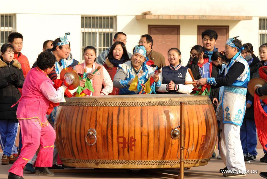 CArtists here played the Renqiu Drum, an intangible culture heritage, to have children experience the traditional art.