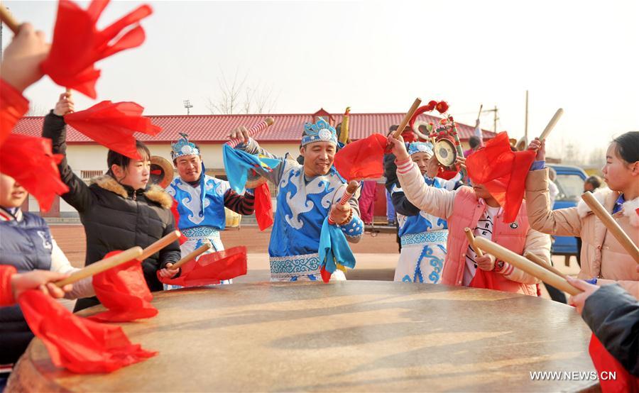 Artists here played the Renqiu Drum, an intangible culture heritage, to have children experience the traditional art.