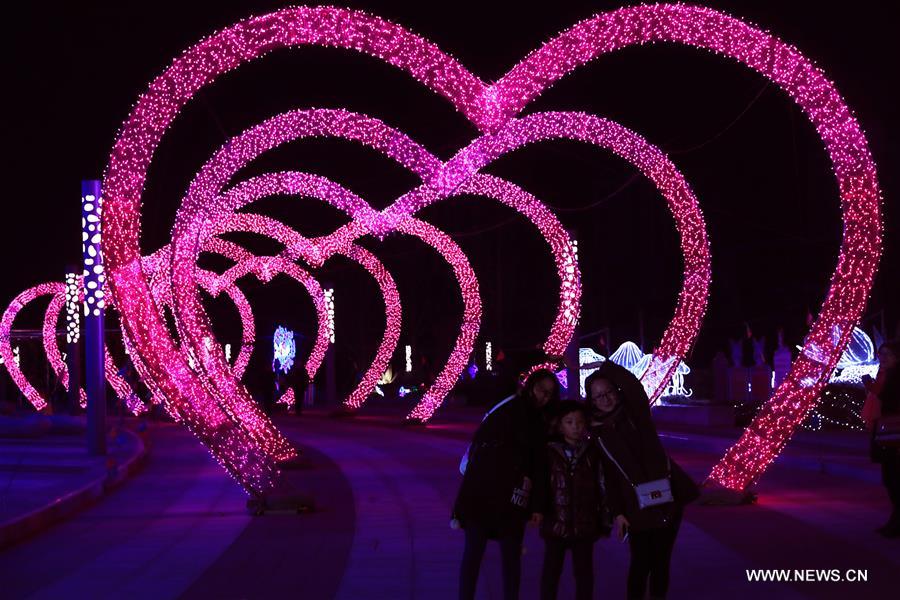  A six-day lantern festival opened here on Tuesday, during which 30 plus groups of art lanterns are displayed.