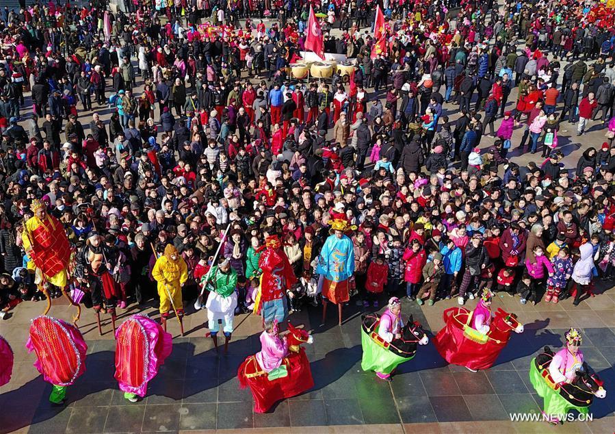 A total of 25 yangge dance and 19 intangible cultural heritage performing teams participated in a folk art show to greet the Lantern Festival on Friday.