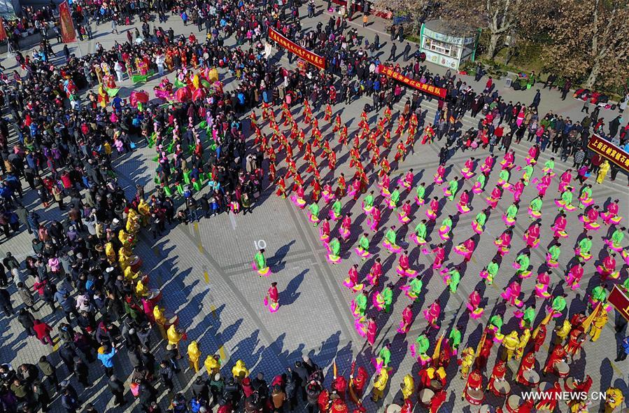 A total of 25 yangge dance and 19 intangible cultural heritage performing teams participated in a folk art show to greet the Lantern Festival on Friday.
