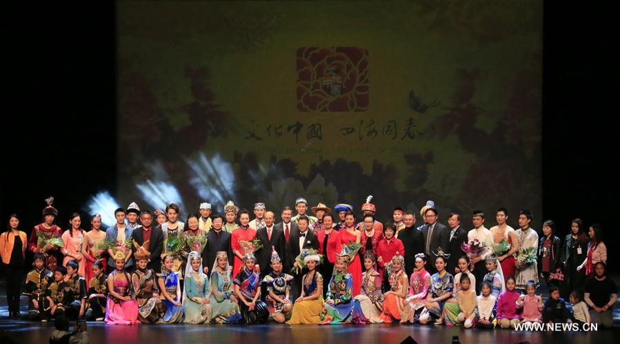 Artists and guests pose for a group photo after the 'Cultures of China, Festival of Spring' gala to celebrate Chinese lunar New Year for overseas Chinese, in San Francisco, the United States, Feb. 10, 2017. (Xinhua/Dong Xudong) 