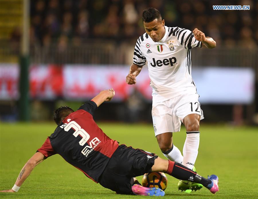 Cagliari's Mauricio Isla(L) vies with Juventus' Alex Sandro during the Serie A soccer match between Juventus and Cagliari, in Cagliari, Italy, Feb. 12, 2017. 
