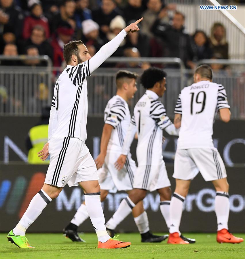 Juventus' Gonzalo Higuain (1st L) celebrates scoring during the Serie A soccer match between Juventus and Cagliari, in Cagliari, Italy, Feb. 12, 2017.