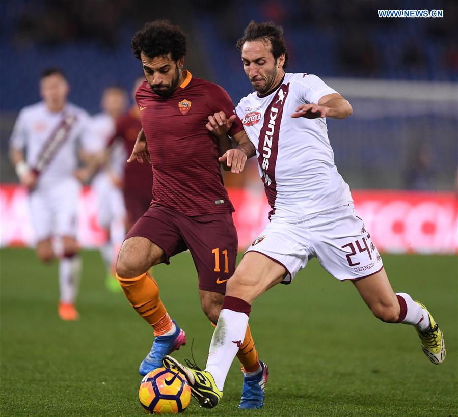 Roma's Mohammed Salah (L) vies with Torino's Emiliano Moretti during their Serie A soccer match in Rome, Italy, Feb. 19, 2017. 