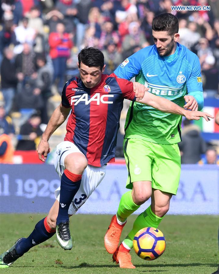 Bologna's Blerim Dzemaili (L) competes with Inter Milan's Roberto Gagliardini during their Serie A soccer match in Bologna, Italy, Feb. 19, 2017. 