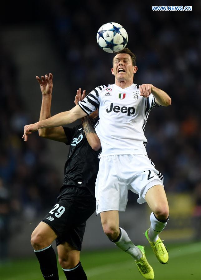 Juventus' Stephan Lichtsteiner (R) vies with Porto's Francisco Soares during the first leg match Round of 16 of the UEFA Champions League between FC Porto and Juventus FC at Dragon stadium in Porto, Portugal, Feb. 22, 2017. 